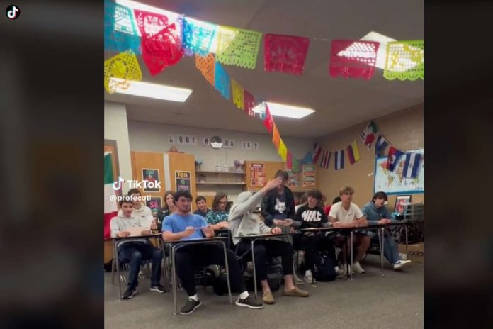 Maestra enseña español con canción Ella Baila Sola de Peso Pluma