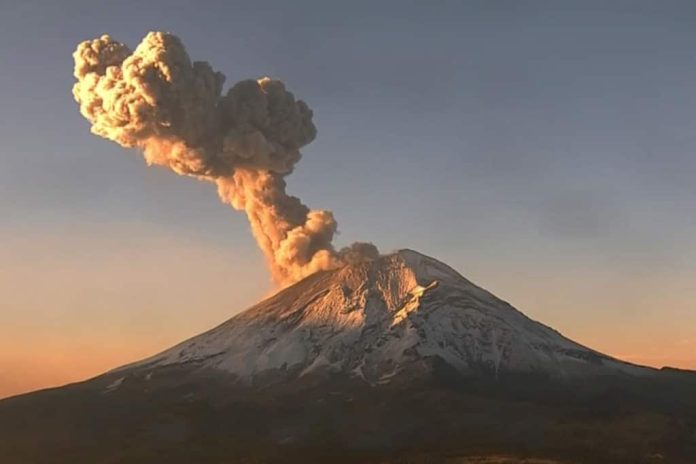 Mexicanos en alerta por actividad del volcán Popocatépetl