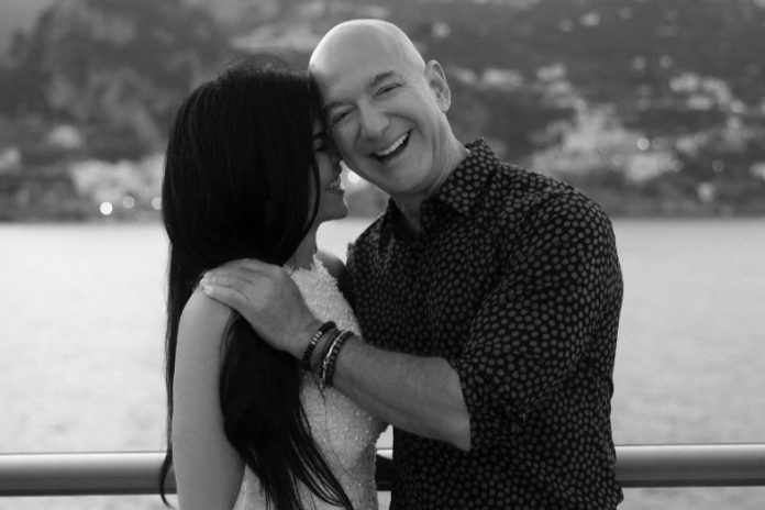 Se comprometió Jeff Bezos a sus 59 años en Mallorca