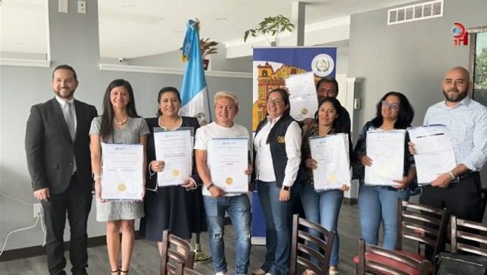 guatemaltecos-en-nc-recibieron-certificacion-de-competencias