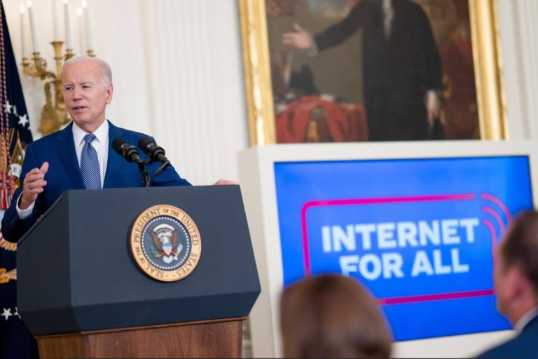 Biden anunció inversión de $42.000 millones para el plan de Internet universal