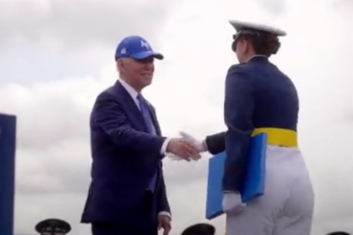 Biden se cae en medio de discurso de graduación de la U.S. Air Force Academy