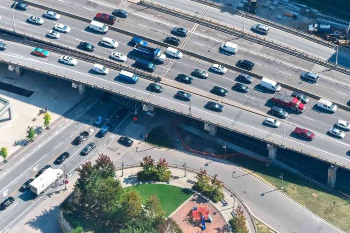 Colapsa tramo de puente de la autopista I-95