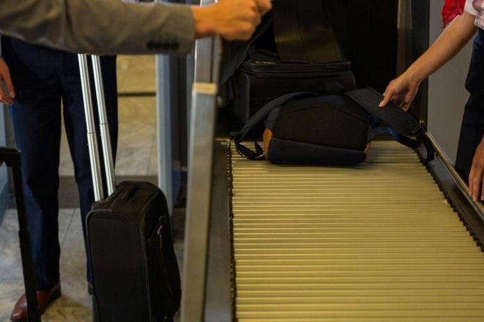 Evacúan aeropuerto por sospecha de bomba en maletas