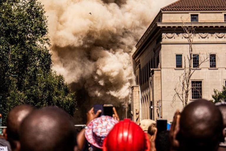 Gran explosión en Barrio Latino de París fue precedido por olor a gas