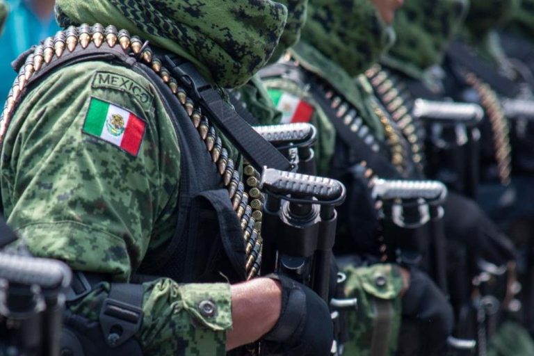 Militares participan en aparente ejecución de civiles en México