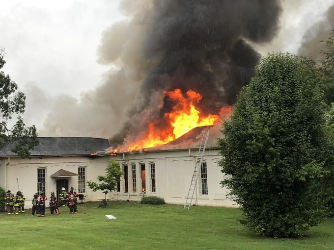 incendio-destruye-edificio-lleno-de-historia-en-salisbury