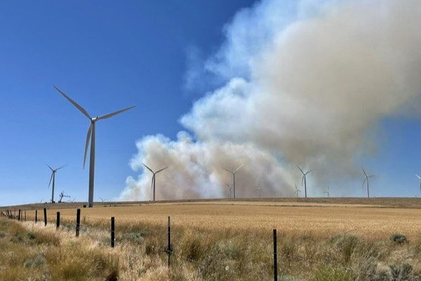 Incendio forestal amenaza viviendas, granjas y tubería de gas natural