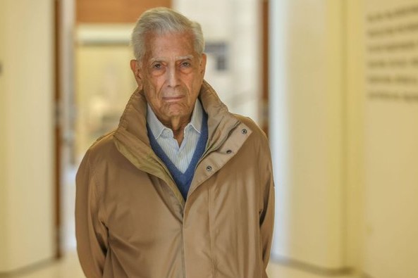 Mario Vargas Llosa hospitalizado en Madrid