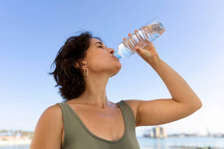 Alertan sobre partículas de nanoplásticos en agua embotellada