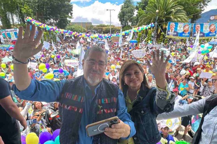 Encuestadora candidato de Guatemala, Bernardo Arévalo gana con 61%