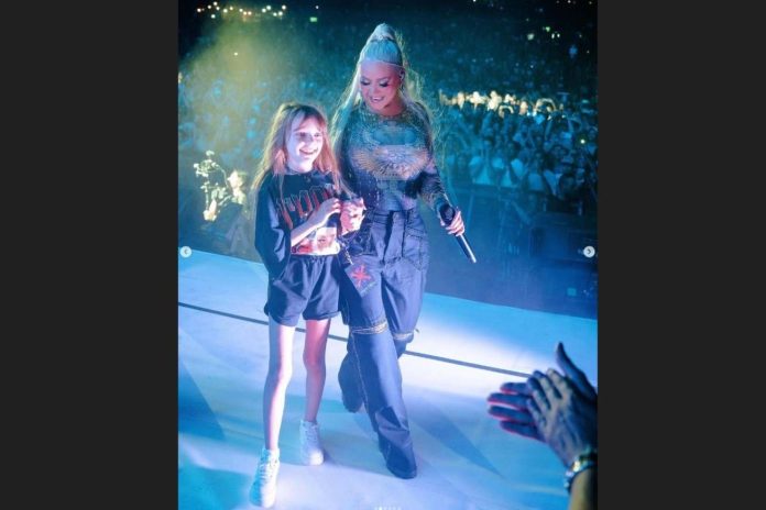 La hija de Christina Aguilera se sube al escenario con su madre