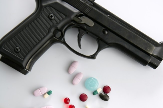 No se puede prohibir a consumidores de drogas poseer armas de fuego
