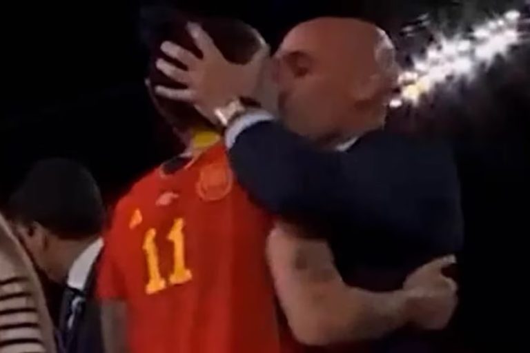 Presidente del fútbol español se disculpa por besar en la boca a jugadora