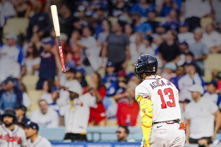 Ronald Acuña Jr., atacado por dos espontáneos en el Coors Field