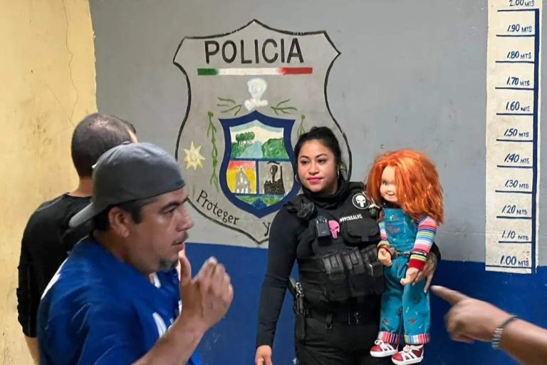 Arrestan a oficial por esposar a Chucky usado para robar