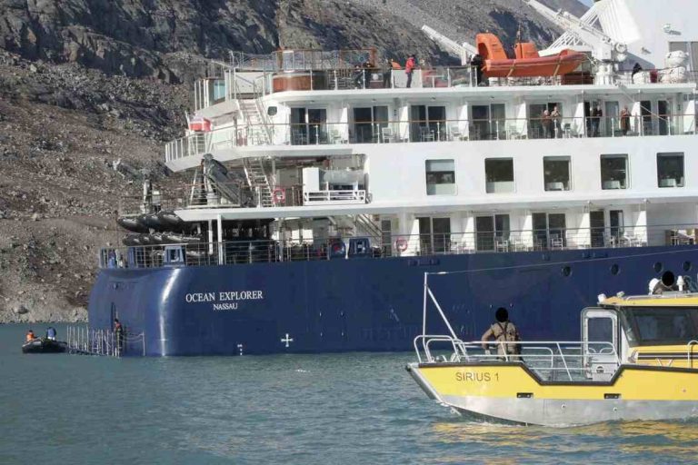 Crucero con 206 personas a bordo encalló en Groenlandia