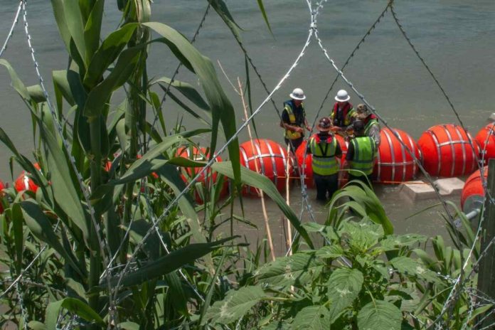 Juez ordenó mover las boyas flotantes antiinmigrantes instaladas en Texas