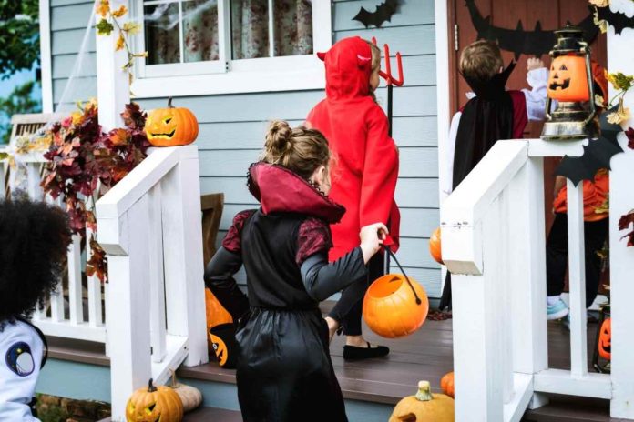 Consejos de seguridad para cuando los niños pidan dulces en Halloween