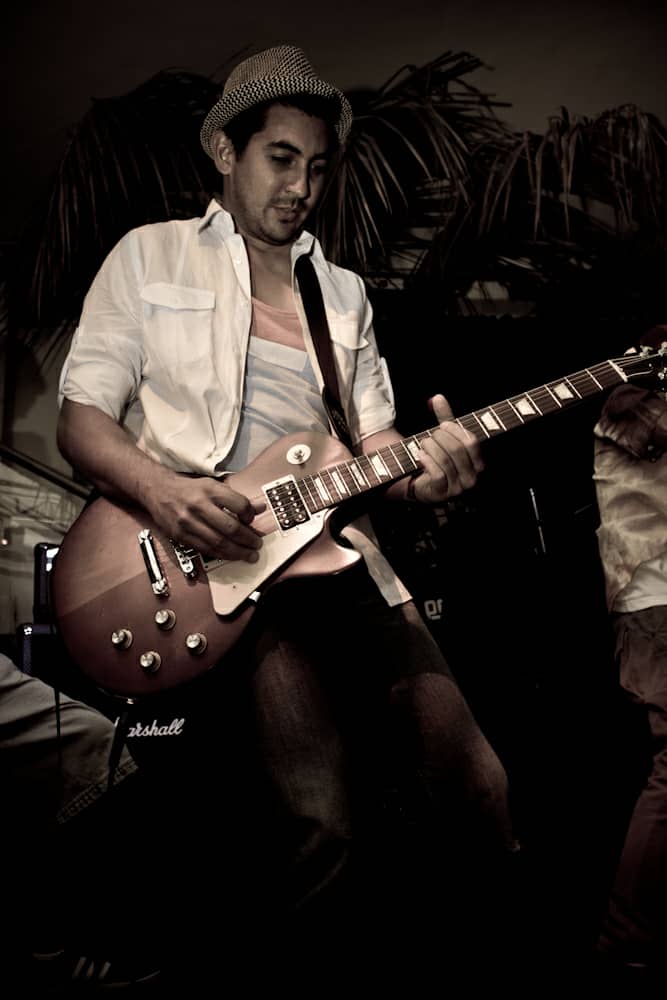 Cuatrista Joaquín Mujica tocando guitarra