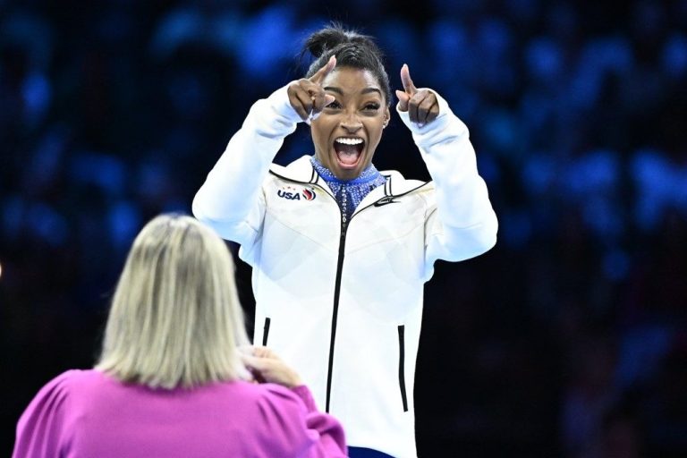 Simone Biles regresó ganando el sexto título mundial completo