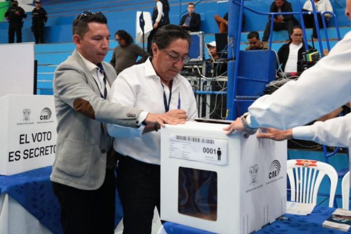 ¿Cómo podrán votar los ecuatorianos en el exterior el 15 de octubre?
