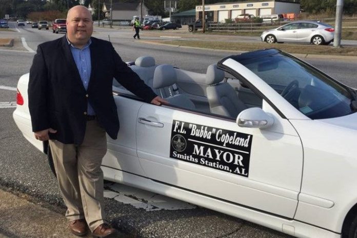 Alcalde travesti se suicida frente a los sheriffs