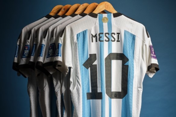 Camisetas usadas por Messi en el Mundial 2022 serán subastadas