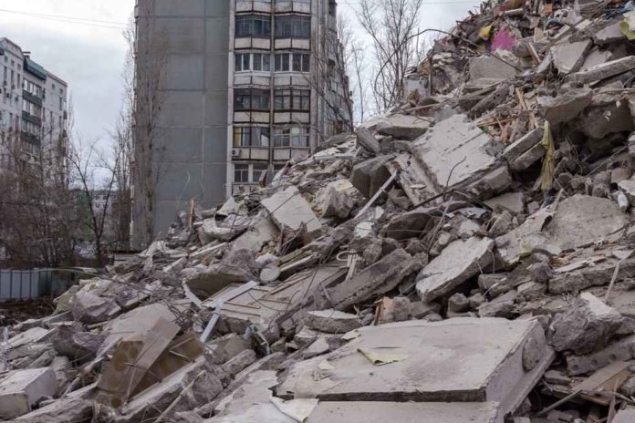 Colapso de edificio de 11 pisos deja a trabajadores atrapados