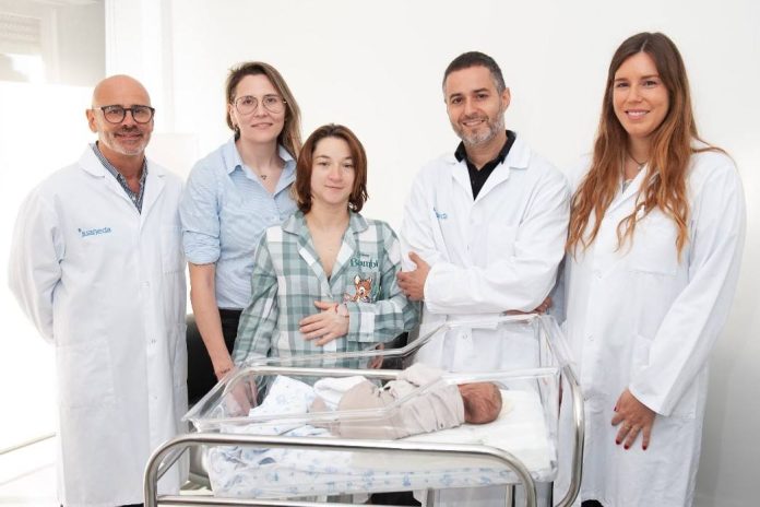 Nació el primer bebé gestado por dos mujeres de Europa
