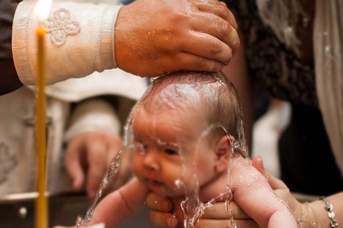 Vaticano flexibiliza condiciones del bautismo a transexuales