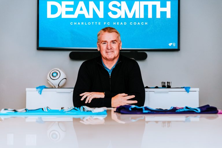 Dean Smith es el nuevo entrenador jefe de Charlotte FC.