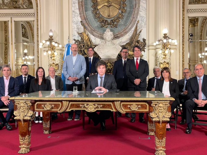 Milei anunció plan para reconstruir la economía de Argentina