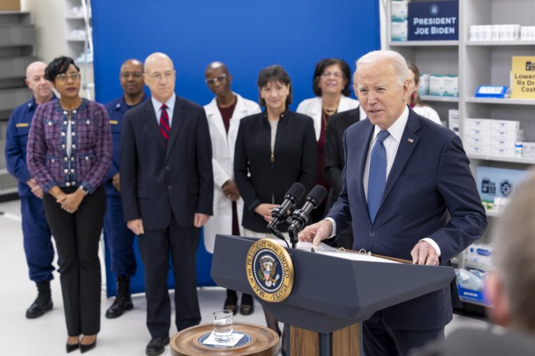 Chocan camioneta de la caravana de Biden al salir de Delaware