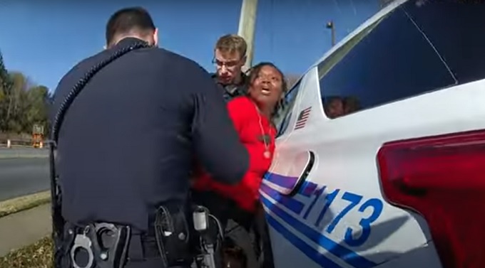 suspendido-oficial-que-golpeo-a-mujer-durante-arresto
