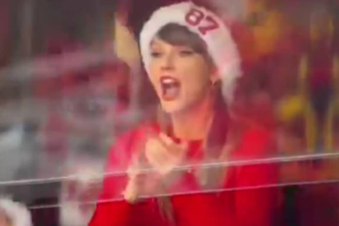 taylor-swift-se-puso-el-gorro-navideno-para-apoyar-a-travis-kelcy