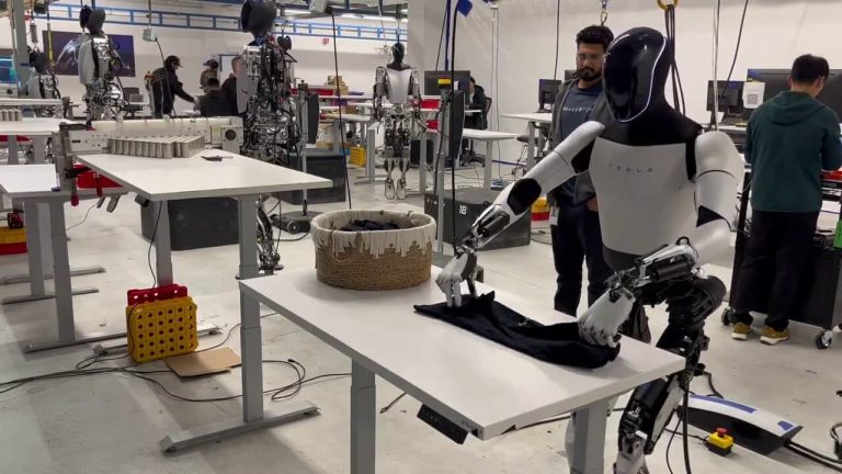 Elon Musk reveló nuevo prototipo de robot humanoide