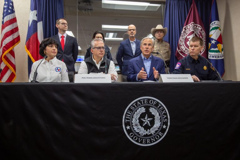 Texas envió a más de 100.000 migrantes a ciudades demócratas