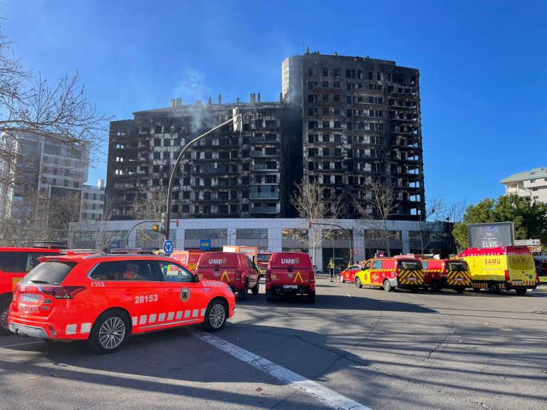 Incendio en edificio en la ciudad española de Valencia dejó varios muertos