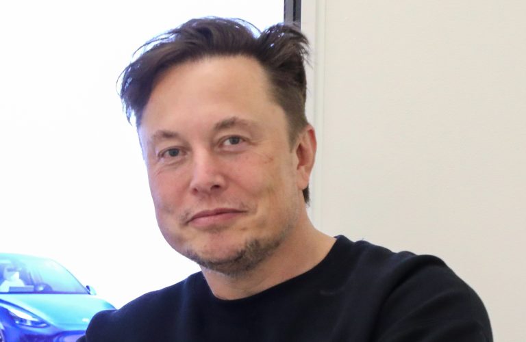Musk seguirá sometido a revisión sobre sus publicaciones sobre Tesla