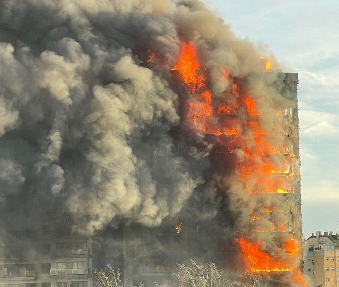 Incendio consumió edificio en la ciudad española de Valencia