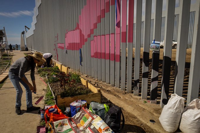 Artistas en México pintaron nuevo muro fronterizo de EE.UU.