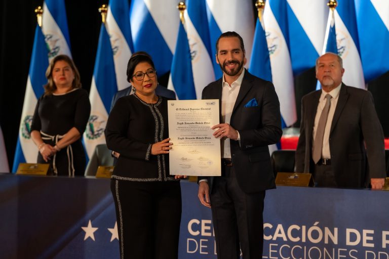 Entregan credencial de presidente electo en El Salvador a Bukele