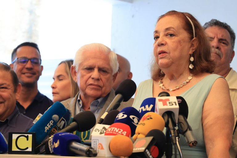 Denuncian que a Corina Yoris no le permiten inscribirse en las presidenciales