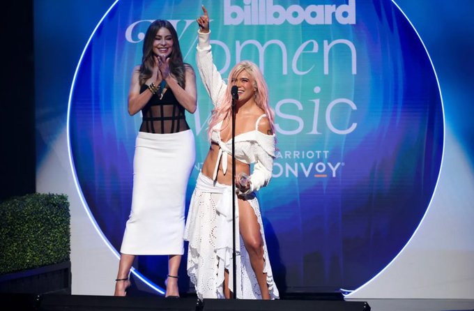 Karol G la primera latina en recibir el máximo premio en los Billboard