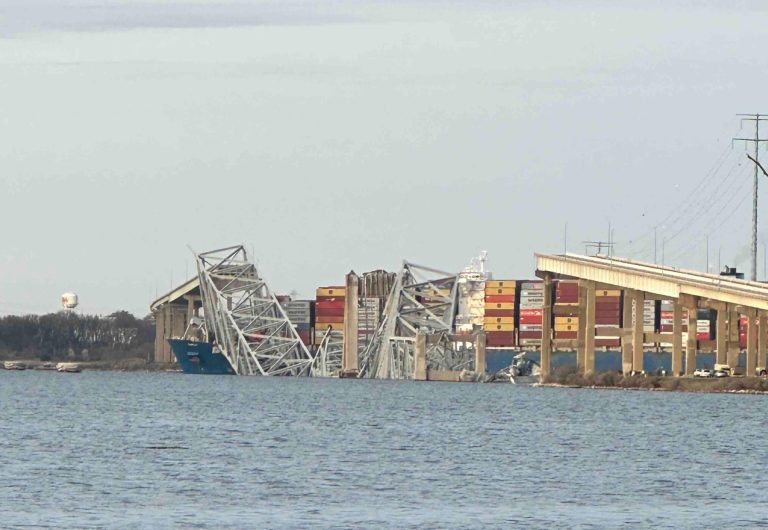 Logran despejar completamente el acceso del puente en Baltimore