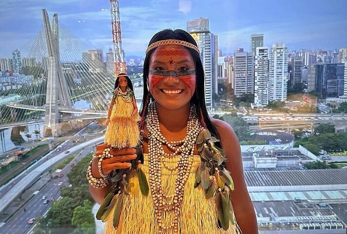 indigena-del-amazonas-y-cineasta-latina-nuevas-munecas-barbie