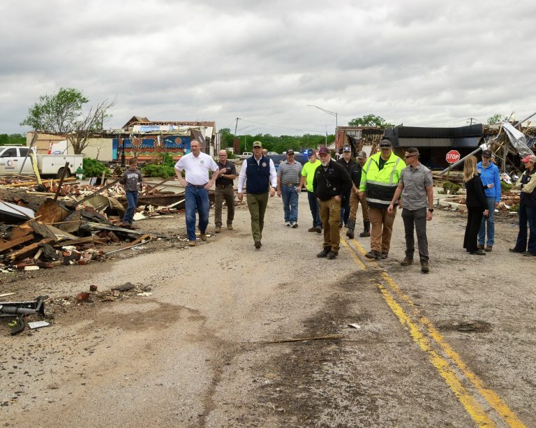 Decenas de tornados dejaron muertos y destrucción en EE.UU.