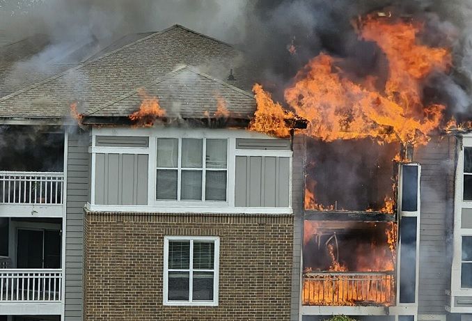 bomberos-combaten-incendio-en-apartamento
