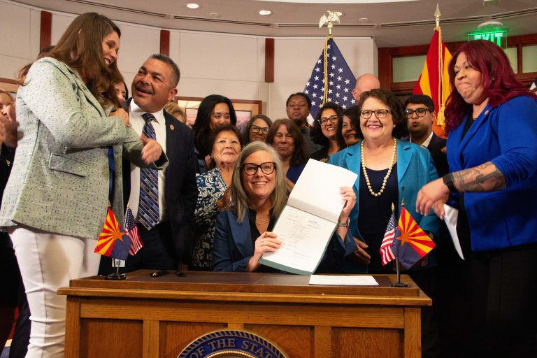 Gobernadora de Arizona firma ley que deroga prohibición del aborto